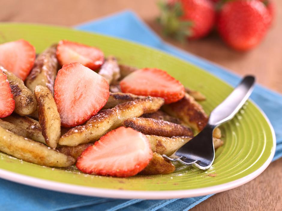 Kartoffelwuzerl mit frischen Erdbeeren