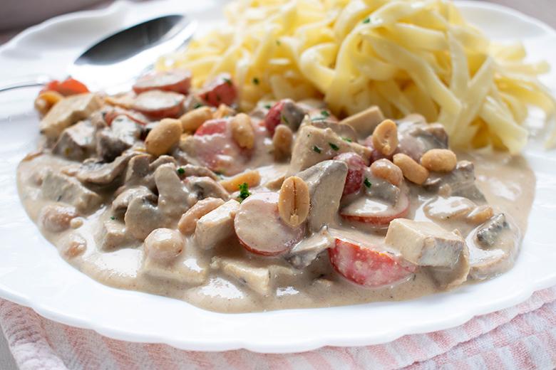 Tofu-Eintopf mit Erdnüssen