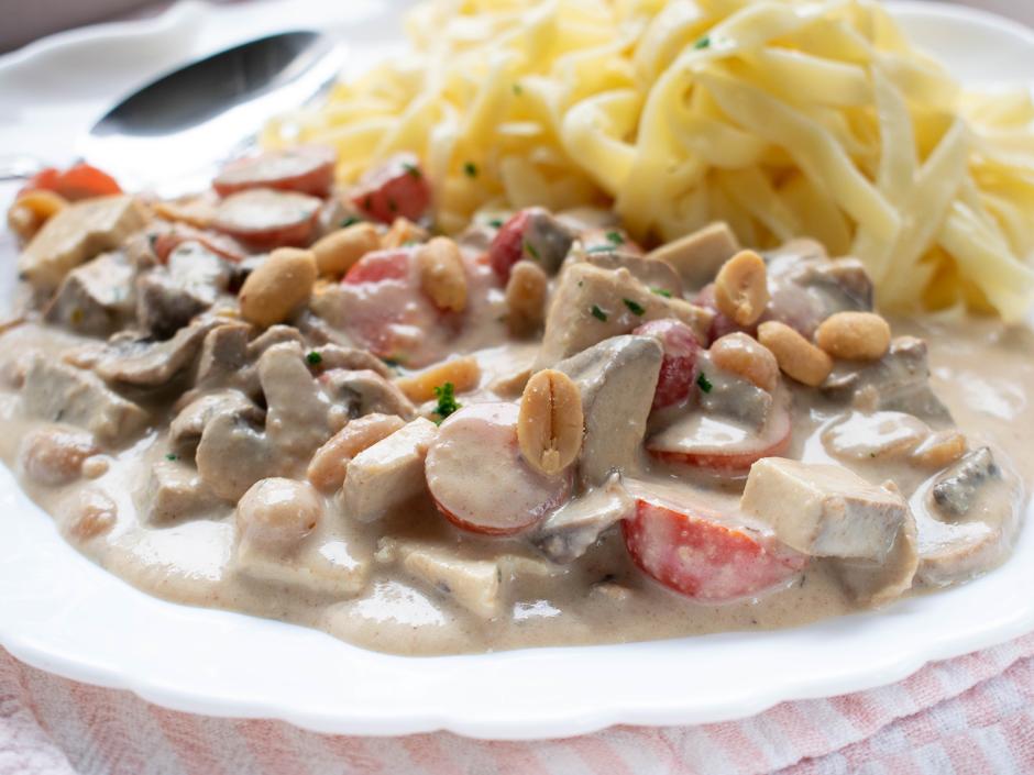 Tofu-Eintopf mit Erdnüssen