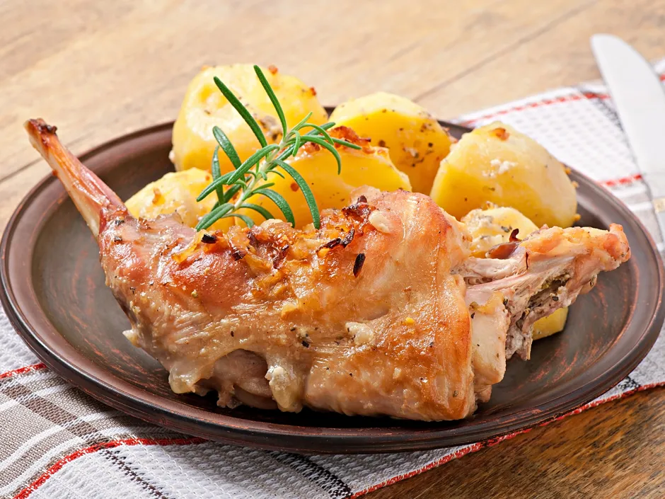 Gebackene Hasenkeule mit Rosmarinkartoffeln