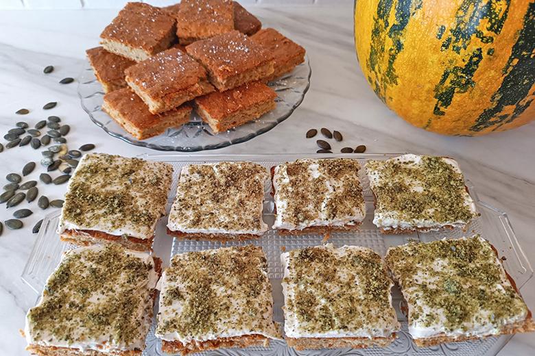 Kürbis-Blechkuchen mit Kürbiskernen
