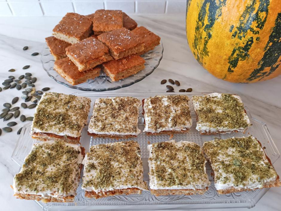 Kürbis-Blechkuchen mit Kürbiskernen