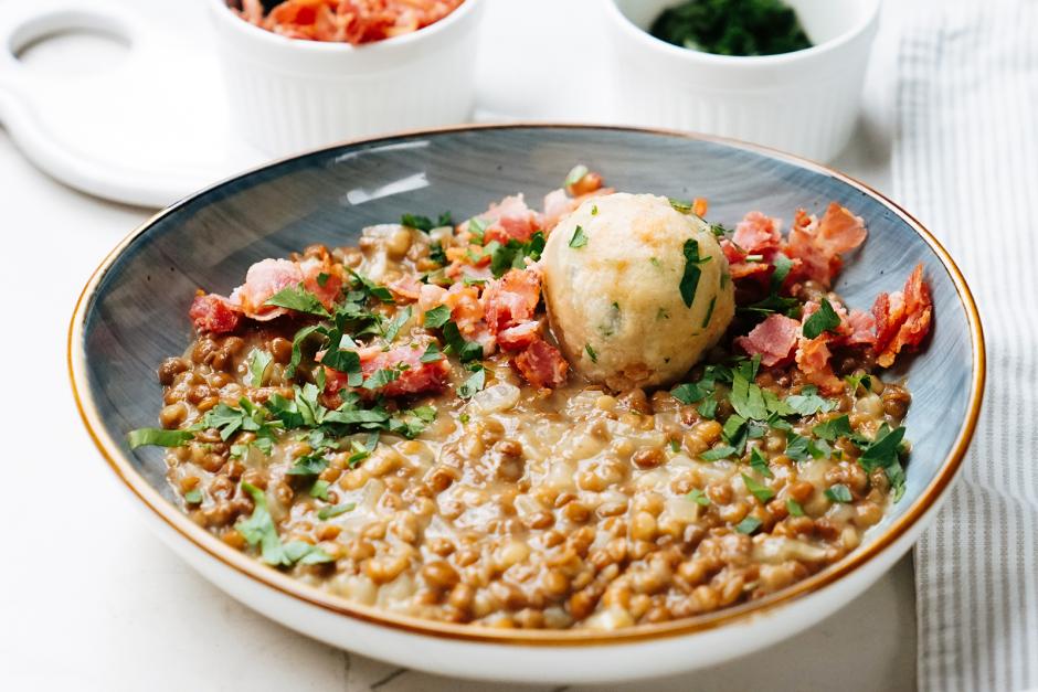 Linsen mit Knödel und Speck