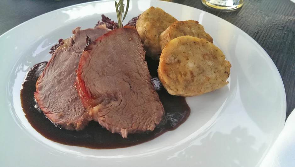 Gegrillter Ochse mit Rotkraut und Serviettenknödel auf Rotweinsauce