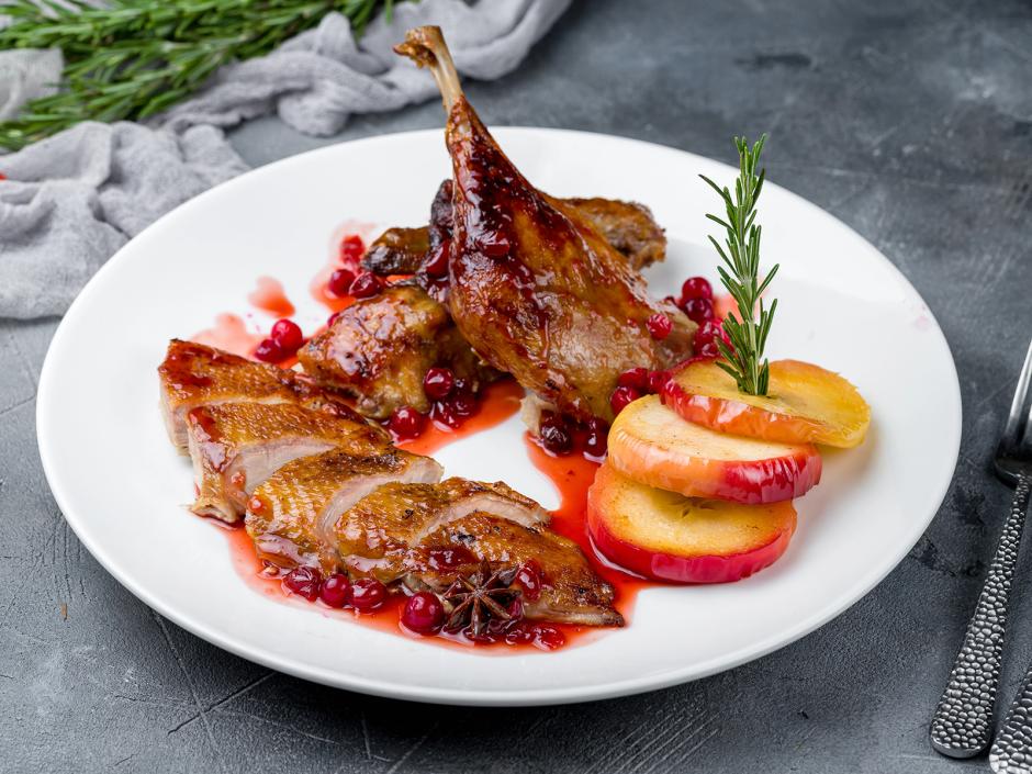 Entenkeulen-Confit mit Beerensauce