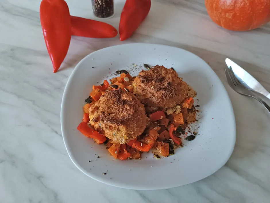 Polentalaibchen auf K&uuml;rbis-Paprikaragout