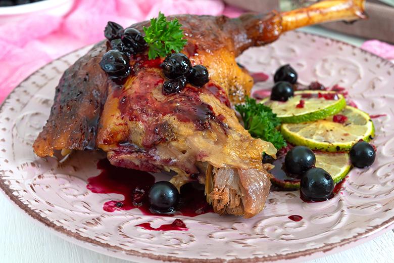 Gebackene Entenkeule mit Beerensauce