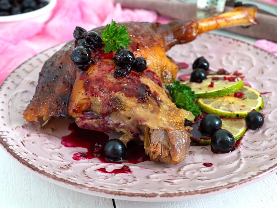 Gebackene Entenkeule mit Beerensauce