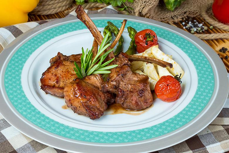 Kalbsrippen mit grünem Spargel