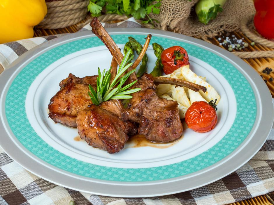 Kalbsrippen mit grünem Spargel