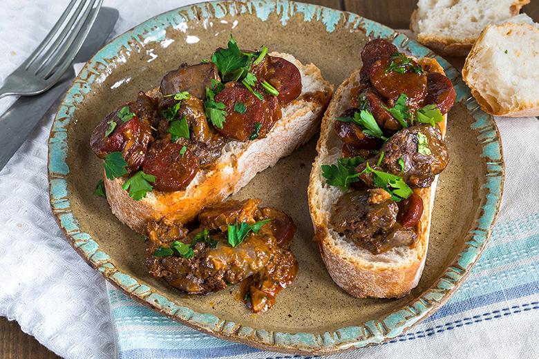Hühnerleber mit Chorizo auf Ciabatta
