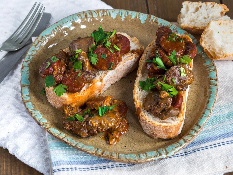 Hühnerleber mit Chorizo auf Ciabatta