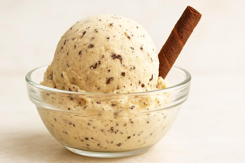 Schokosplitter Eiscreme aus der Eismaschine