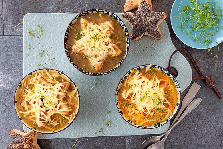 Französische Zwiebelsuppe mit Sternbrötchen