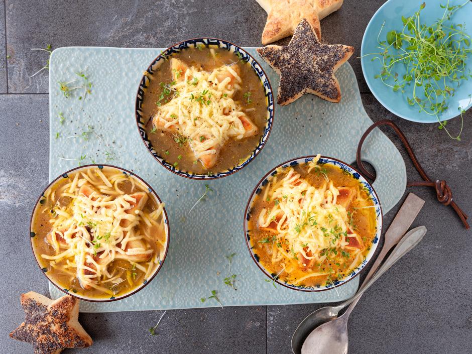 Französische Zwiebelsuppe mit Sternbrötchen