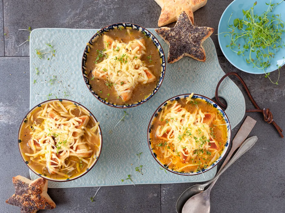 Franz&ouml;sische Zwiebelsuppe mit Sternbr&ouml;tchen