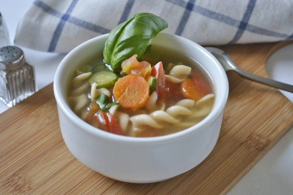 Nudelsuppe mit Tomaten
