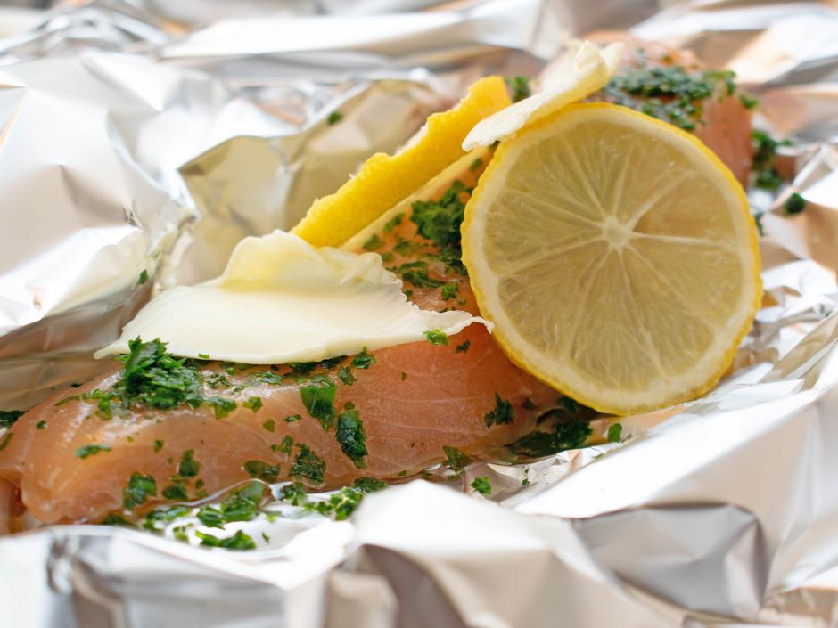 Lachsforellenfilet in Alufolie