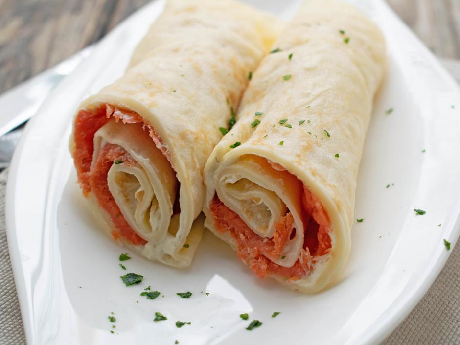 Lachspalatschinke mit Honig-Senf-Sauce