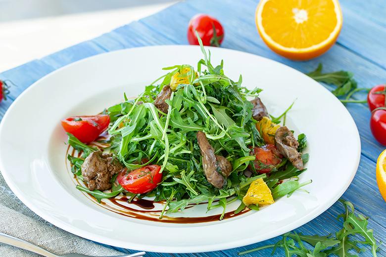 Salat mit Hühnerleber und Orangenfilets
