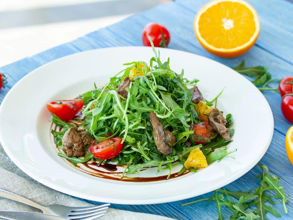 Salat mit Hühnerleber und Orangenfilets