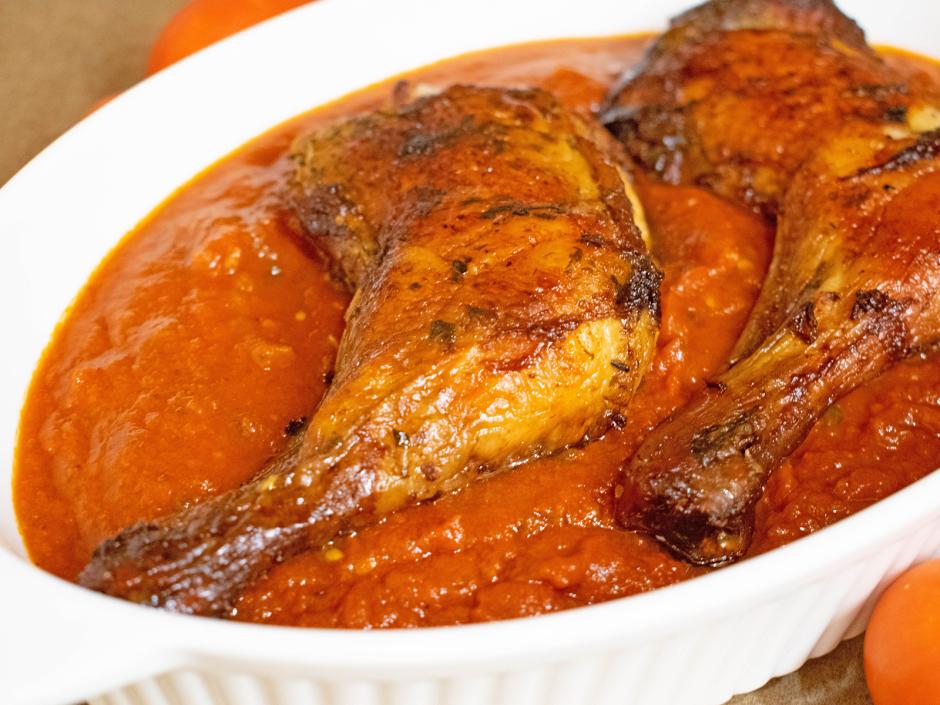 Hühnerkeulen in würziger Tomatensauce