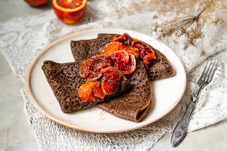 Schokoladen-Palatschinken mit Blutorangen-Sauce