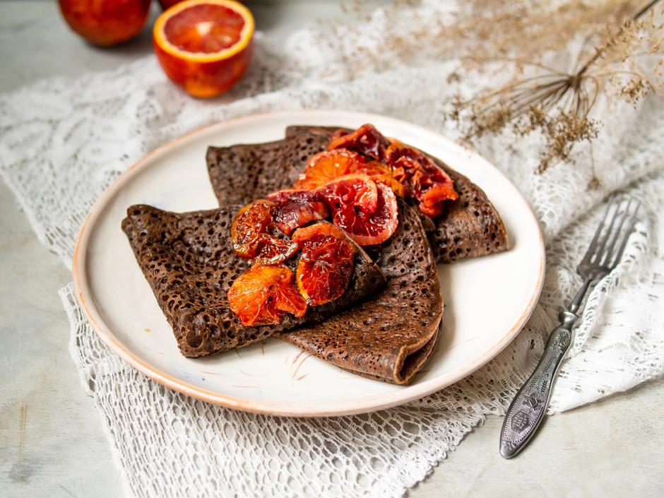 Schokoladen-Palatschinken mit Blutorangen-Sauce