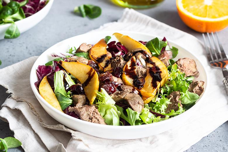 Hühnerlebersalat mit karamellisierten Birnen