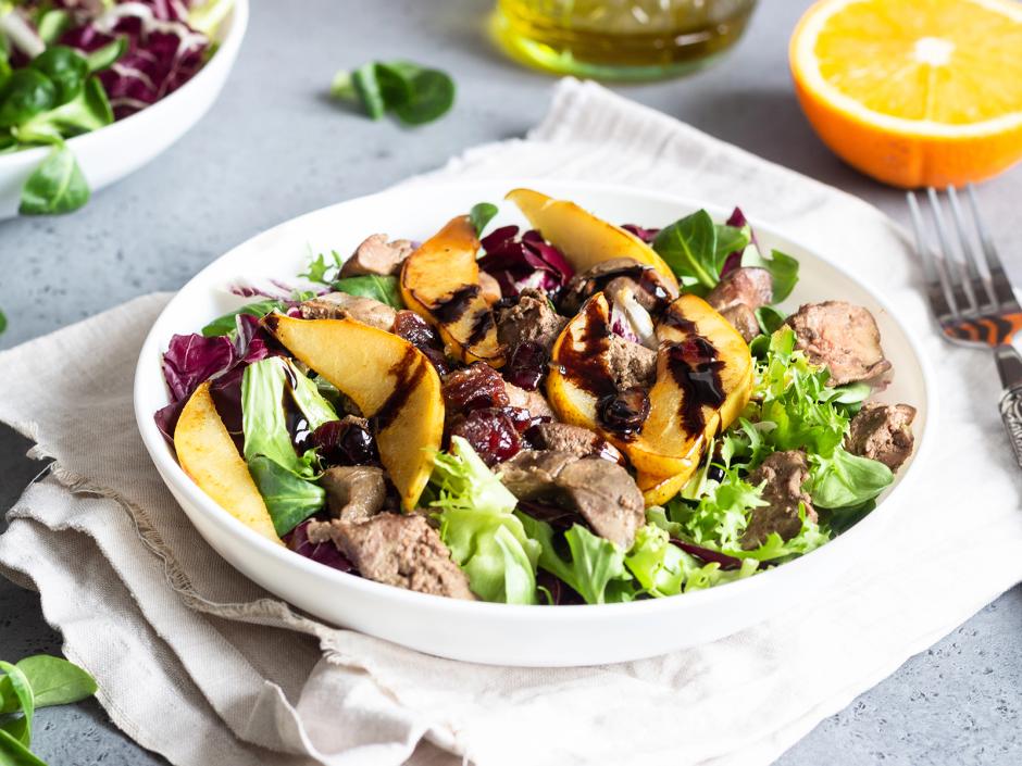 Hühnerlebersalat mit karamellisierten Birnen