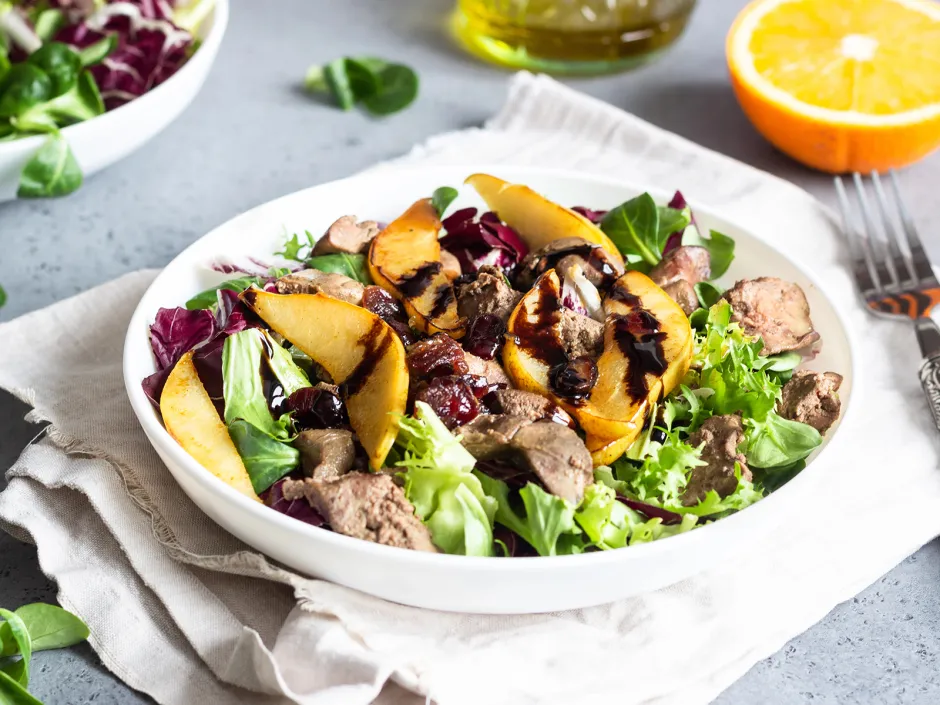 Hühnerlebersalat mit karamellisierten Birnen