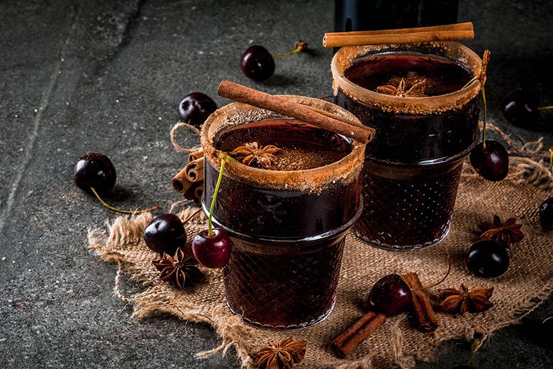 Warmer Kirsch-Sangria mit Zimt