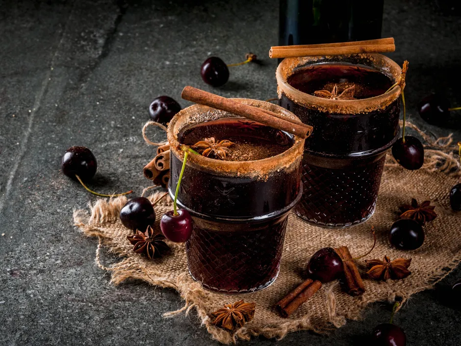 Warmer Kirsch-Sangria mit Zimt