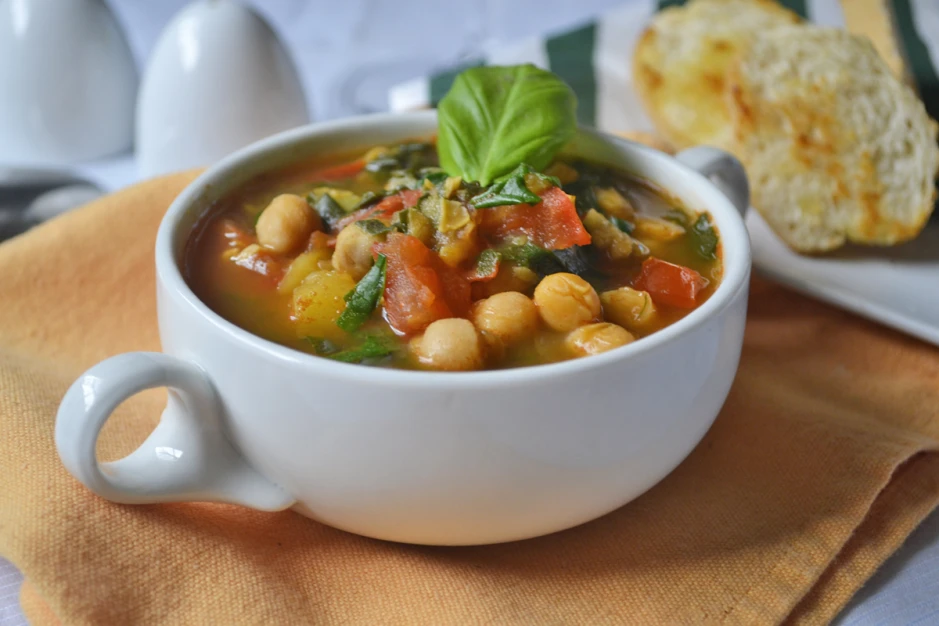 Spinatsuppe mit Paprika und Kichererbsen