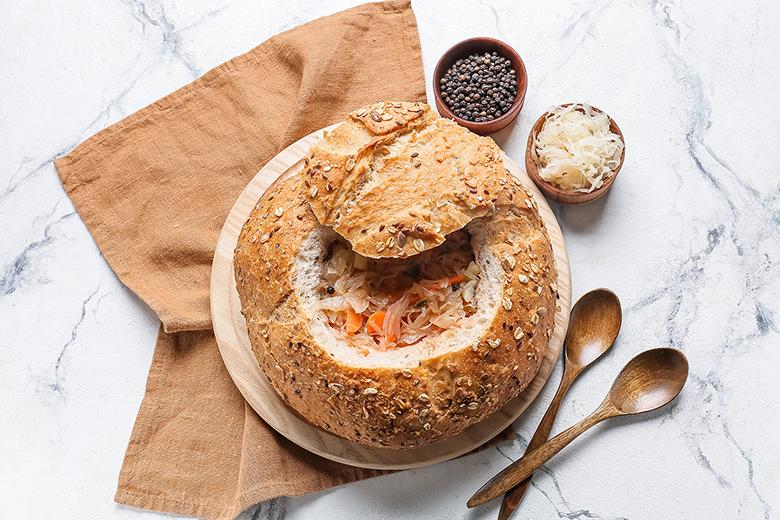 Sauerkrautsuppe im Brotlaib 