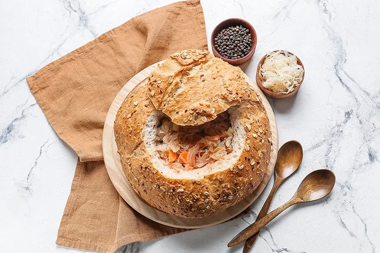 Sauerkrautsuppe im Brotlaib