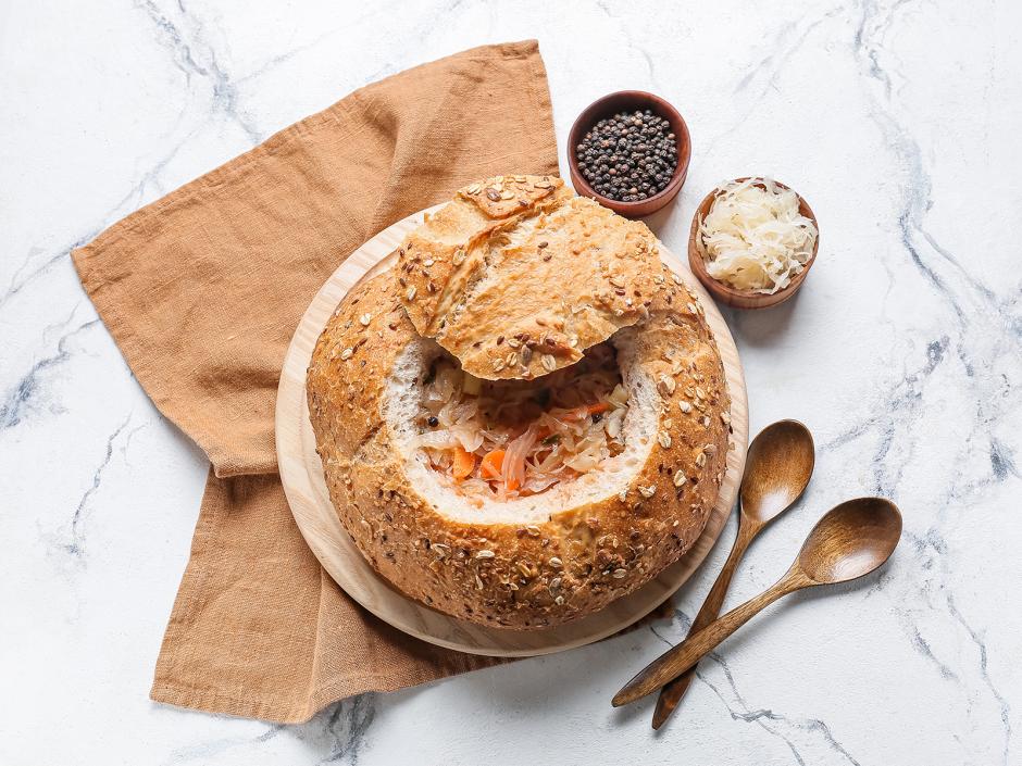 Sauerkrautsuppe im Brotlaib 