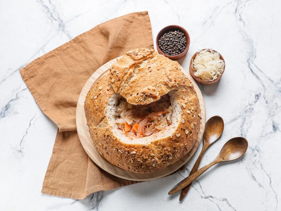 Sauerkrautsuppe im Brotlaib