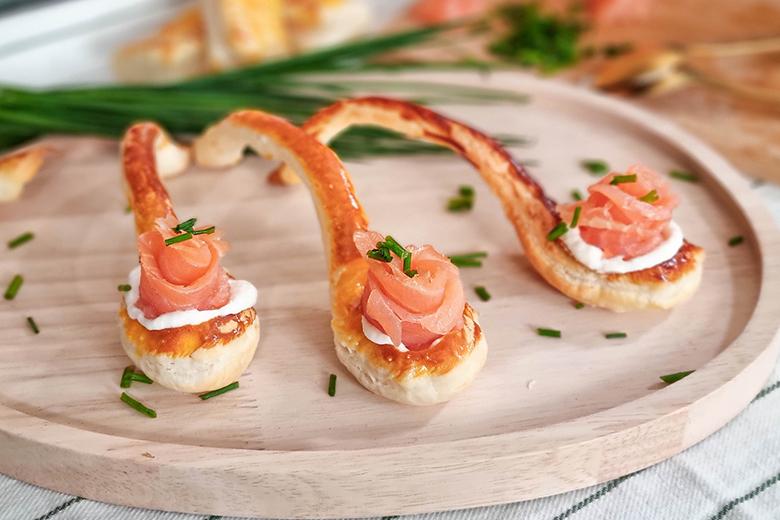 Blätterteig-Löffel mit Räucherlachs