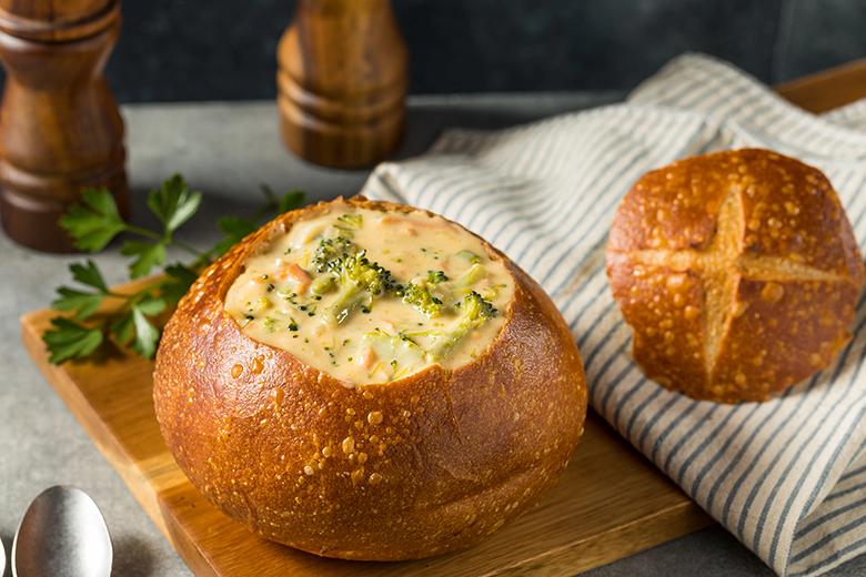 Brokkoli-Käse-Suppe im Brotlaib 