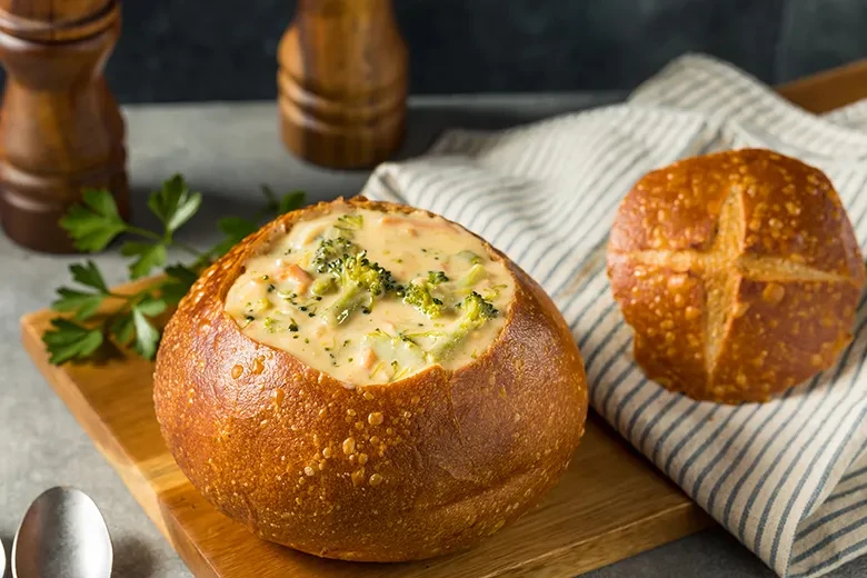 Brokkoli-Käse-Suppe im Brotlaib