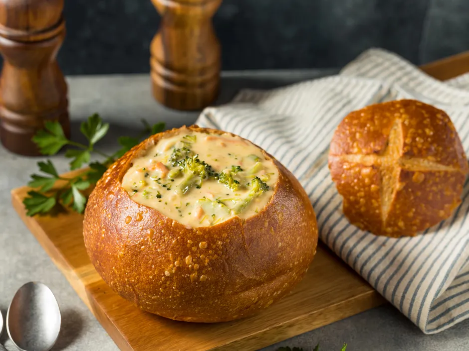 Brokkoli-K&auml;se-Suppe im Brotlaib 