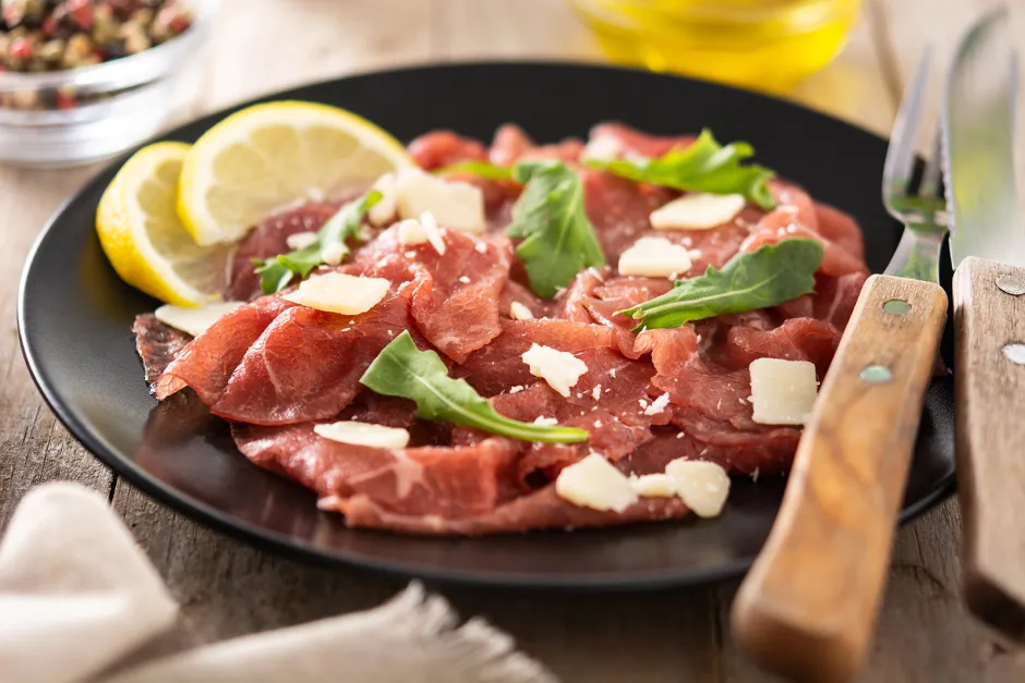 Carpaccio vom Rind mit Rucola und Parmesan