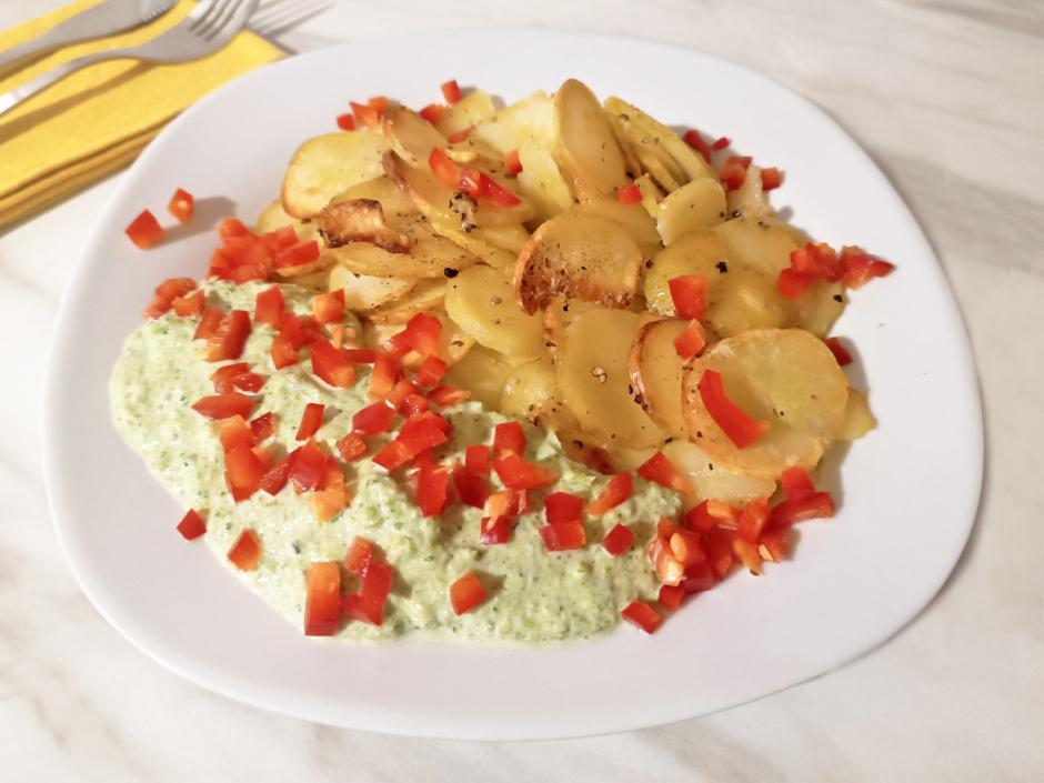 Knusprige Erdäpfelscheiben mit Brokkolisauce