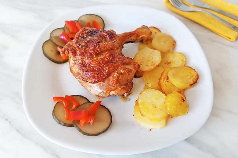 Hühnerschenkel mit Erdäpfelscheiben aus der Heißluftfritteuse