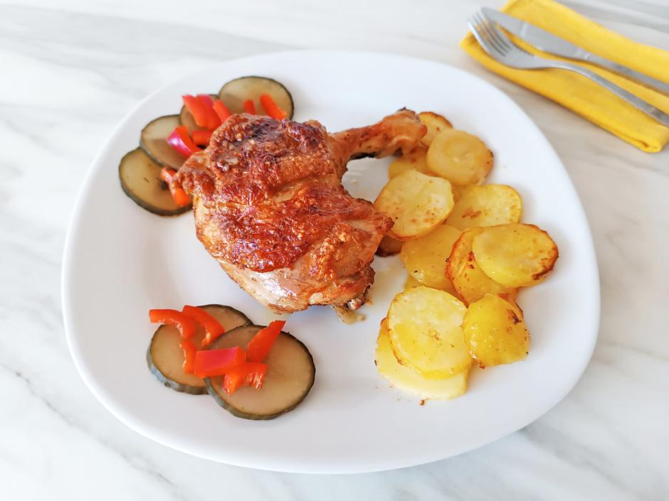 Hühnerschenkel mit Erdäpfelscheiben aus der Heißluftfritteuse