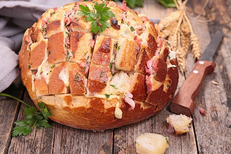 Würzig überbackener Brotlaib