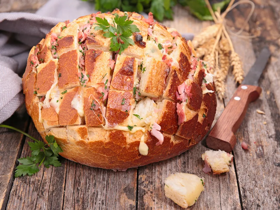 W&uuml;rzig &uuml;berbackener Brotlaib