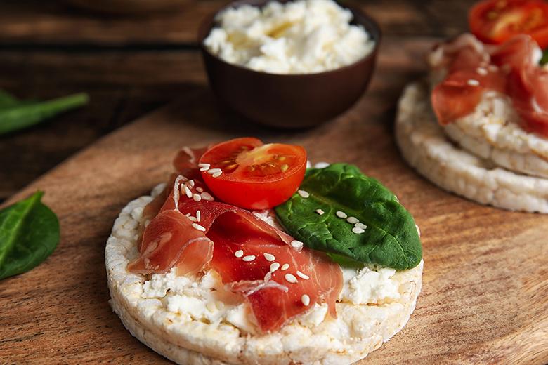Reiswaffeln mit Parmaschinken
