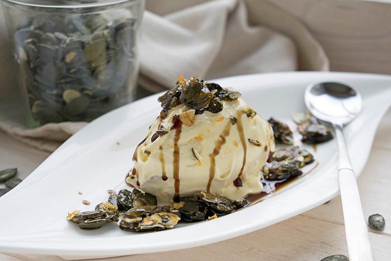 Vanilleeis mit Kürbiskernöl und karamellisierten Kürbiskernen